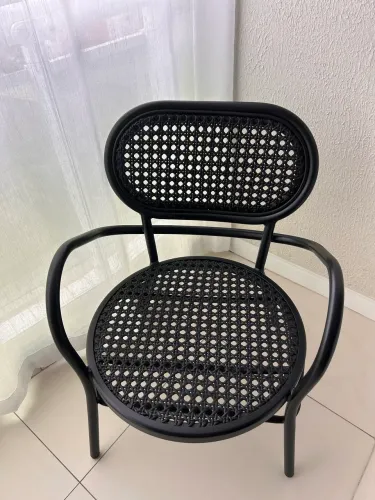 01 POLTRONA DE METAL PRETA