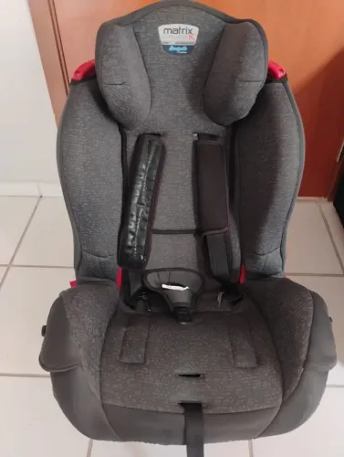 Cadeirinha de bebê para carro.