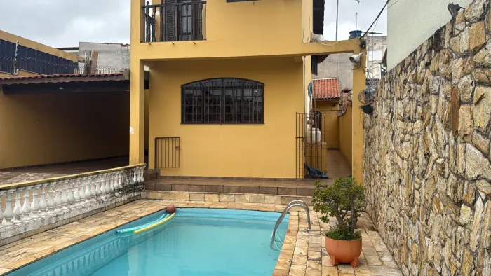 Sobrado com piscina (Rosa de Saron)