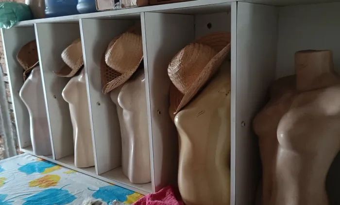 VENDO UM ARMÁRIO E 10 MANEQUINS POR 200,00 E ARMÁRIO 100,00$