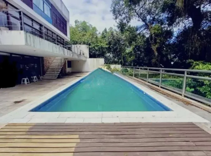 Casa de rua - Triplex / Residencial / Laranjeiras