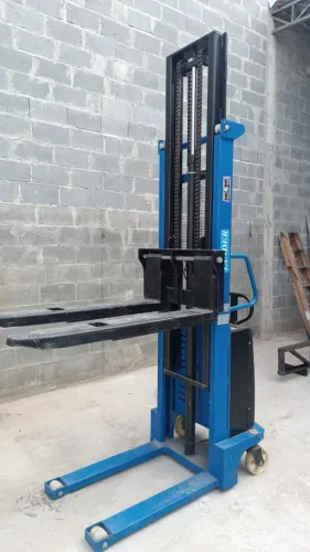 Vendo empilhadeira semi elétrica 