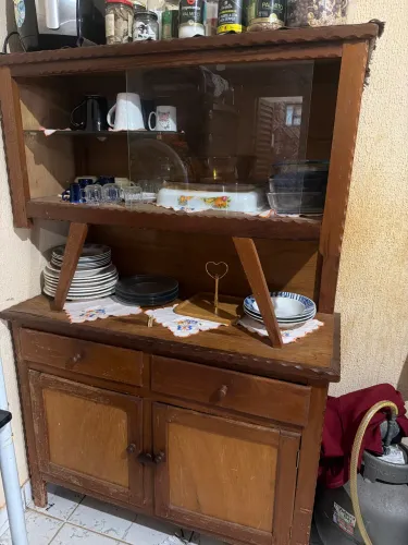 Vende-se armário antigo de madeira em ótimo estado valor a combinar