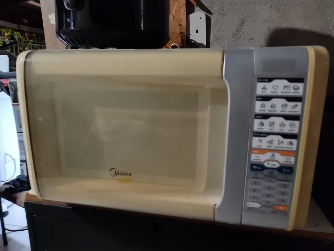 Microondas Midea 31 litros com grill.