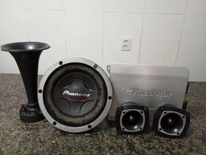Vendo kit com amplificador , corneta , alto falante e tweeter.