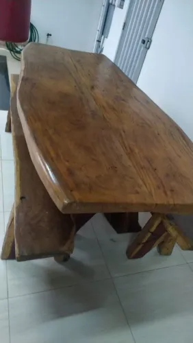 Mesa de madeira com bancos