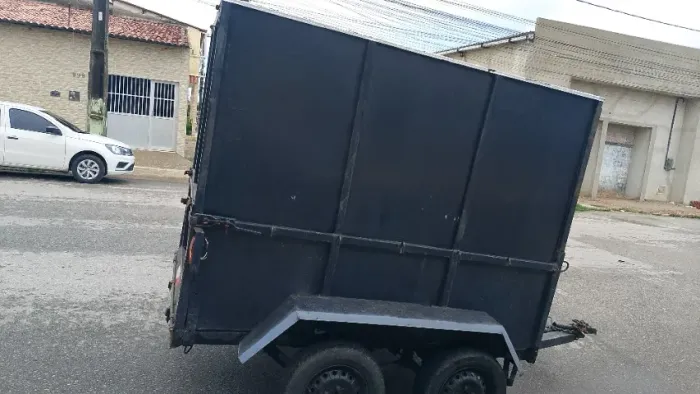 Vendo uma carrosinha 2 eixo emplacada no ponto de transferi  contato *18