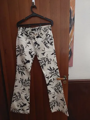 Calça flare Iodice. Nova. Tamanho 38. Jeans com elástico. Branco estampada com preto