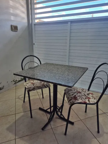 MESA DE MÁRMORE COM 2 CADEIRAS