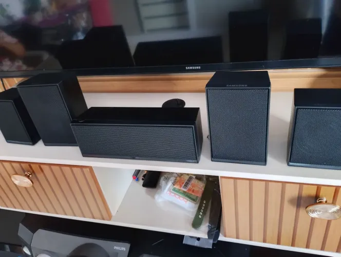 Conjunto com 5 caixas acústicas Samsung 