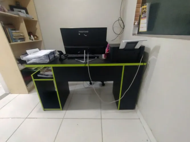 Mesa gamer e cadeira giratória