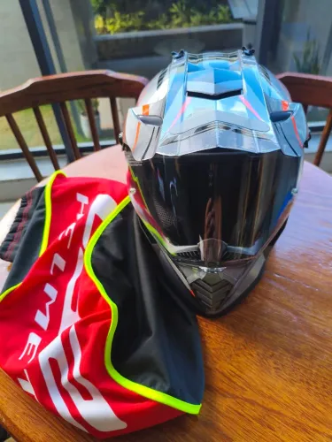 Capacete LS2 Pioneer EVO com óculos de sol