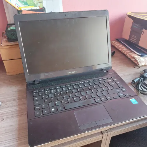  Notebook Samsung NP370E4K para peças (não funciona)