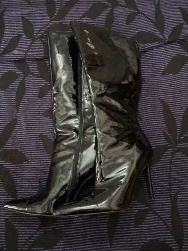 Bota preta cano alto de vinil - Moda Gótica, Halloween 