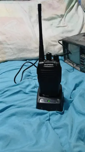 Radio Amador 16 canais com base para carregar.
