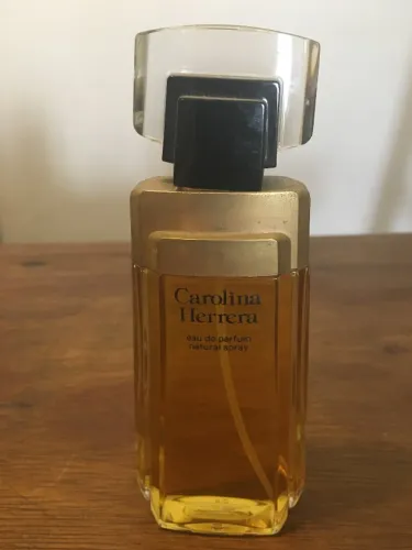 Perfume Carolina Herrera 100 ml sem caixa mas inteiro 