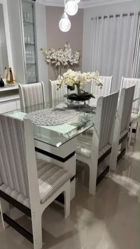Mesa de jantar e cristaleira