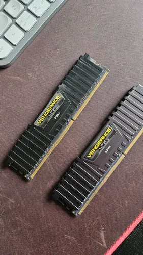 Corsair Memória RAM Corsair Vengeance LPX 16GB (2x8GB), 2400Mhz