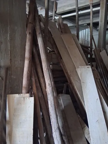 Vendo escoras de elcalipto R$ 65,00 a dúzia- * - retirar no local 
