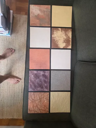 Quadros em cerâmica fria com textura.