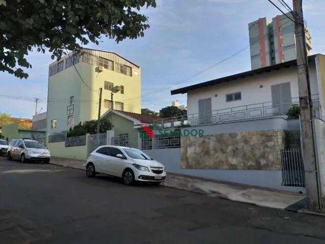 Esquina contendo 1 Prédio de 3 andares e 2 casas sendo 1 com sobrado à venda, 704 m² por R