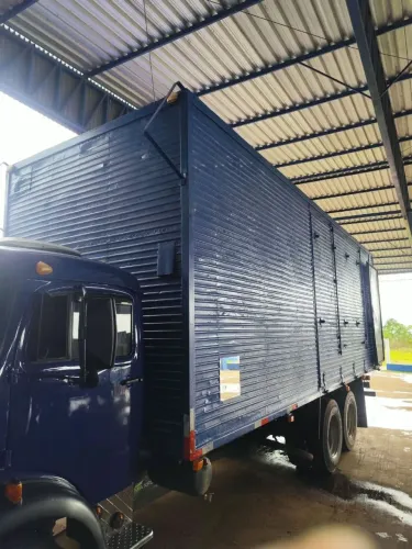 Vende-se baú de caminhão.