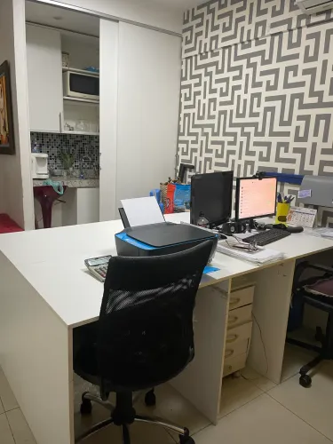 Mesa de escritório - Estação dupla de trabalho 