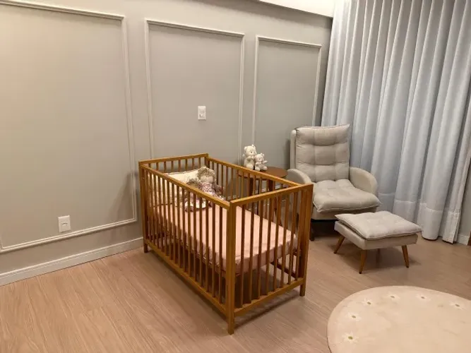 Conjunto berço e comoda de madeira maciça. Acompanha colchão.