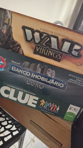 Kit 3 Jogos de Tabuleiro (War Vikings + Banco Imobiliário Luxo + Clue) *COM MOFO*