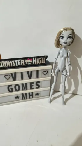 Monster High Frankie skull shores preto e branco