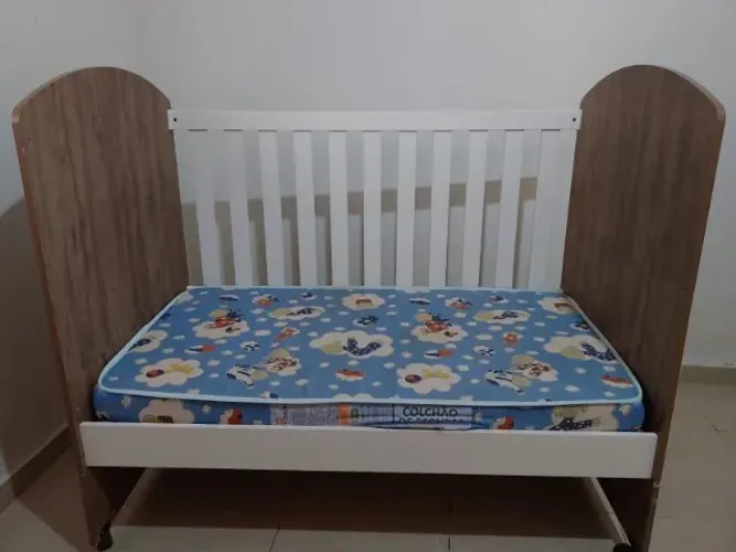 Berço Bebê, semi-novo, muito pouco usado, com grades brancas e laterais marrom claro.