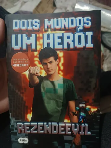 Livro dois mundos um herói 