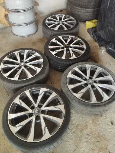 Jogo com 5 rodas aro 18 do Corolla Cross e  6 pneus.