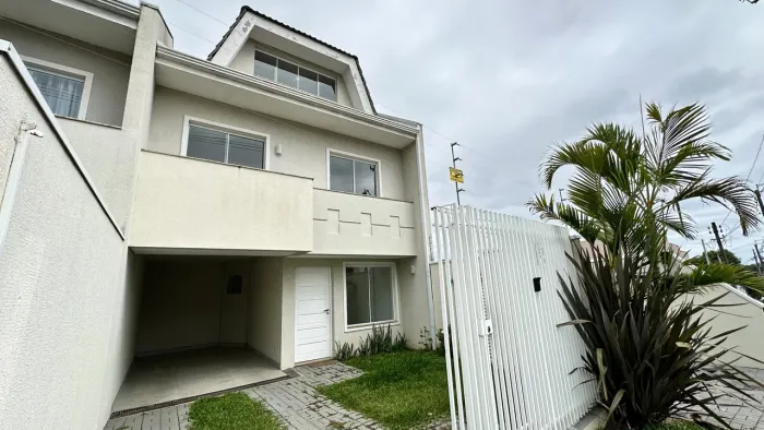 Sobrado para locação no Campo Comprido em Curitiba com 3 quartos, suíte, ático e churrasqu