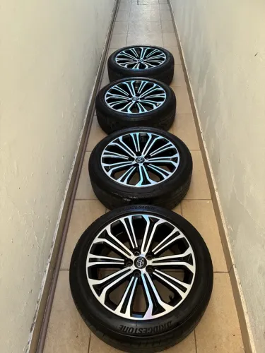 Rodas 17 Corolla altis Pneus 225/45/17 estado excelente nunca reformada