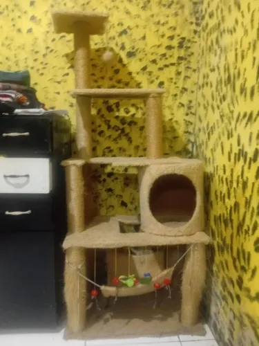 Vendo arranhador para gatos em forma de castelo.4 andares