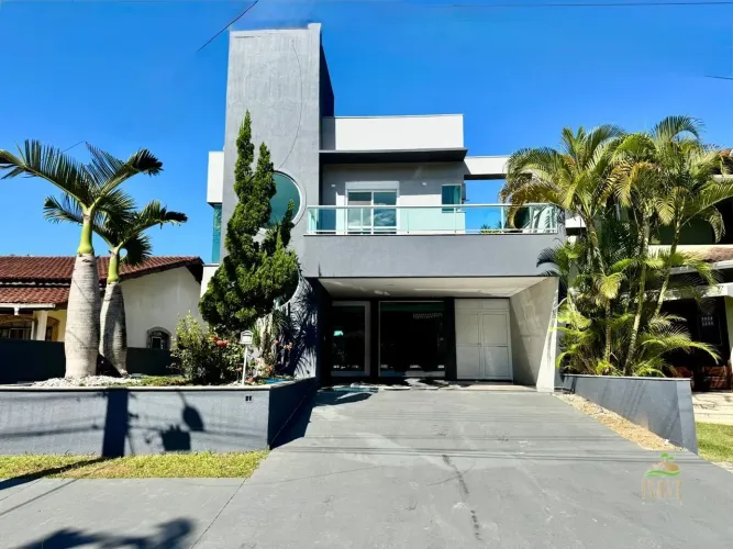 Casa de Alto Padrão à Venda em Morada da Praia, Bertioga-SP: 5 suítes, 3 salas, piscina. A