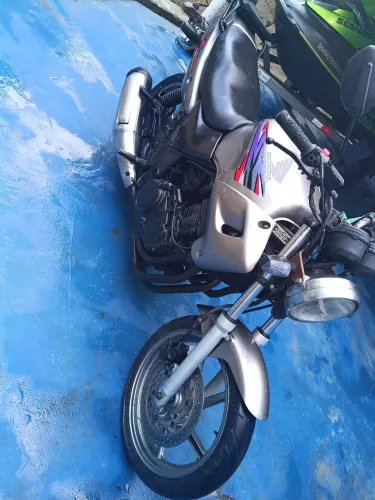 Vendo CB 500 ano 1999 cor prata
