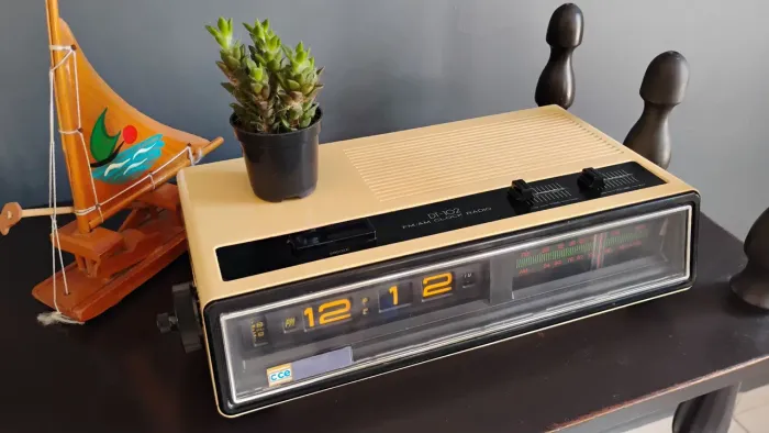 CCE-DT102 Rádio Relógio Antigo Plaquetas Mecânicas / Palhetas Anos 70