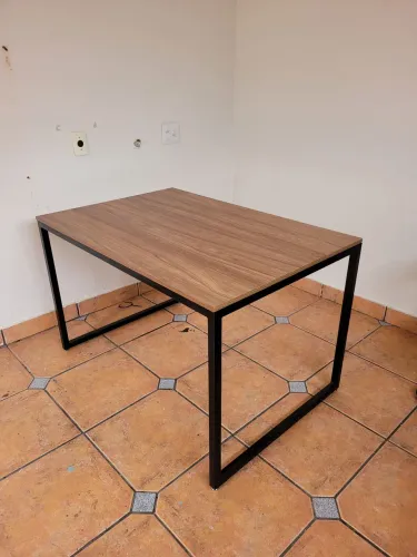 Mesa para Escritório com Tampo em MDF e estrutura metálica usada 120x80x75