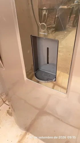 Geladeira 430L com bebedor na porta