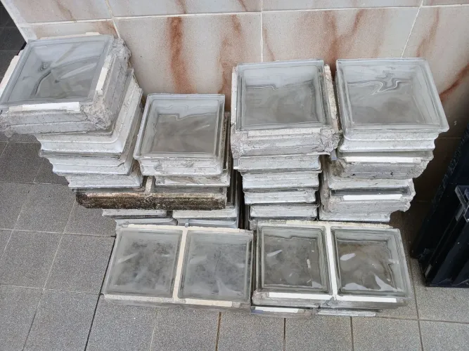 VENDO LOTE DE PEÇAS DE VIDRO/CLARABOIA USADAS - 44 PEÇAS