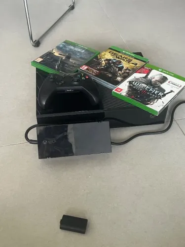 X box one preto com um controle e três jogos em ótimo estados 