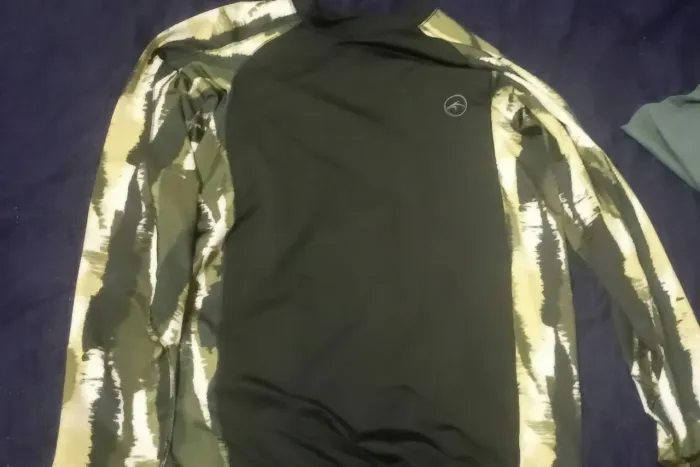 camisa de proteção UV da marca Maresia, tamanho M, com detalhes camuflados nos ombros.