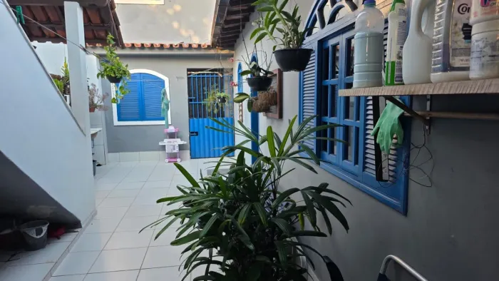 ALUGO Casa na vila de Manguinhos a 50 metros da praia, próximo aos melhores restaurantes.