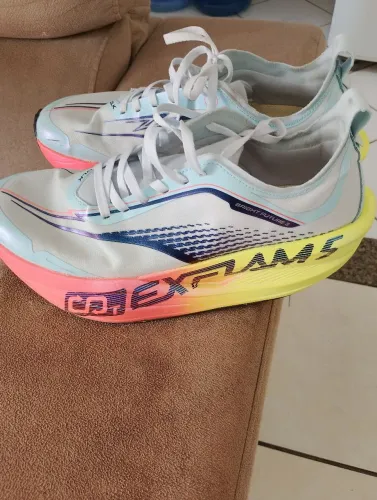 Tênis de corrida Exflan5 com placa de impulsão.