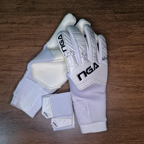 LUVA DE GOLEIRO NGA ASTRA, Branca 7, Com pequenos detalhes.