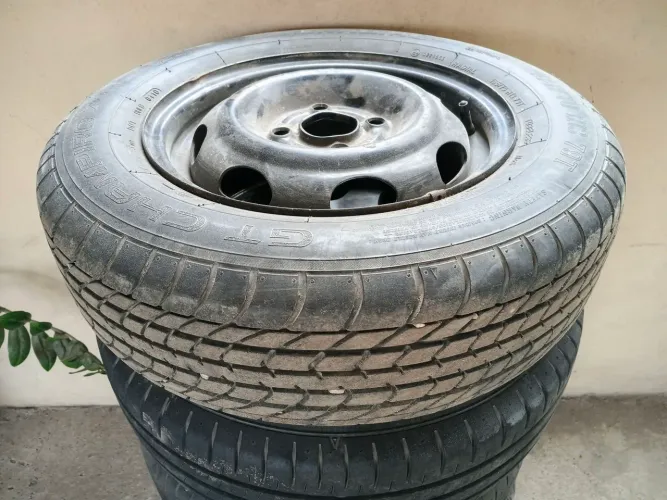 Vende-se jogo de Rodas Aro 13 com pneus Dunlop 175/70 13 usados Celta