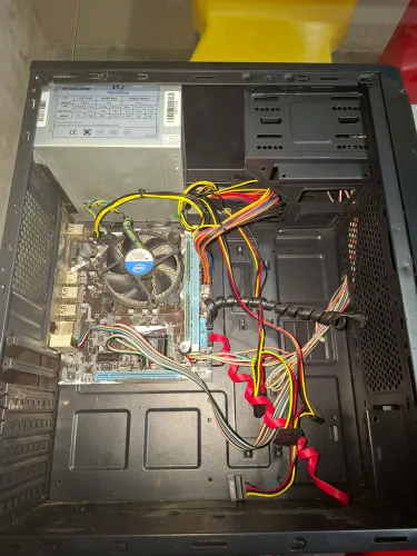 Gabinete com algum defeito, processador core i3 terceira geração,sem hd, memória de 4gb