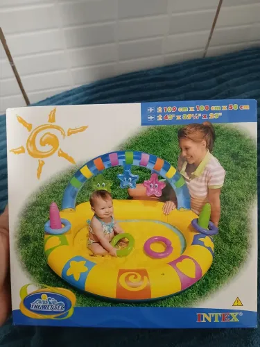 Piscina arco iris com atividades.